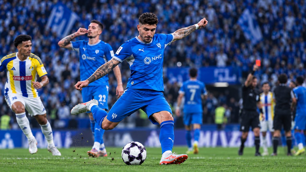 <i>الهلال</i> يهزم الغرافة 2-1 في دوري أبطال آسيا للنخبة.. طردان ونيفز يقود الانتصار