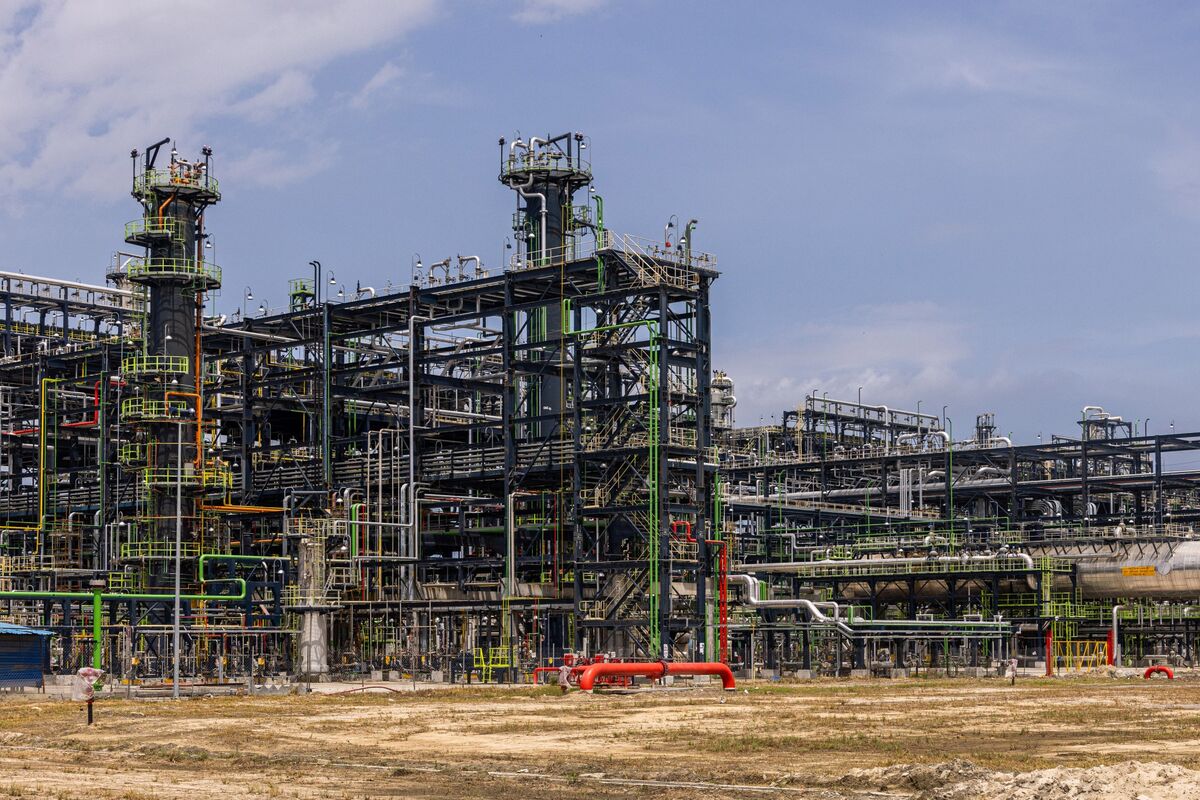 <i>Nigeria</i>’s Giant Oil Refinery Runs Flat Out, Keeps Europe Fueled