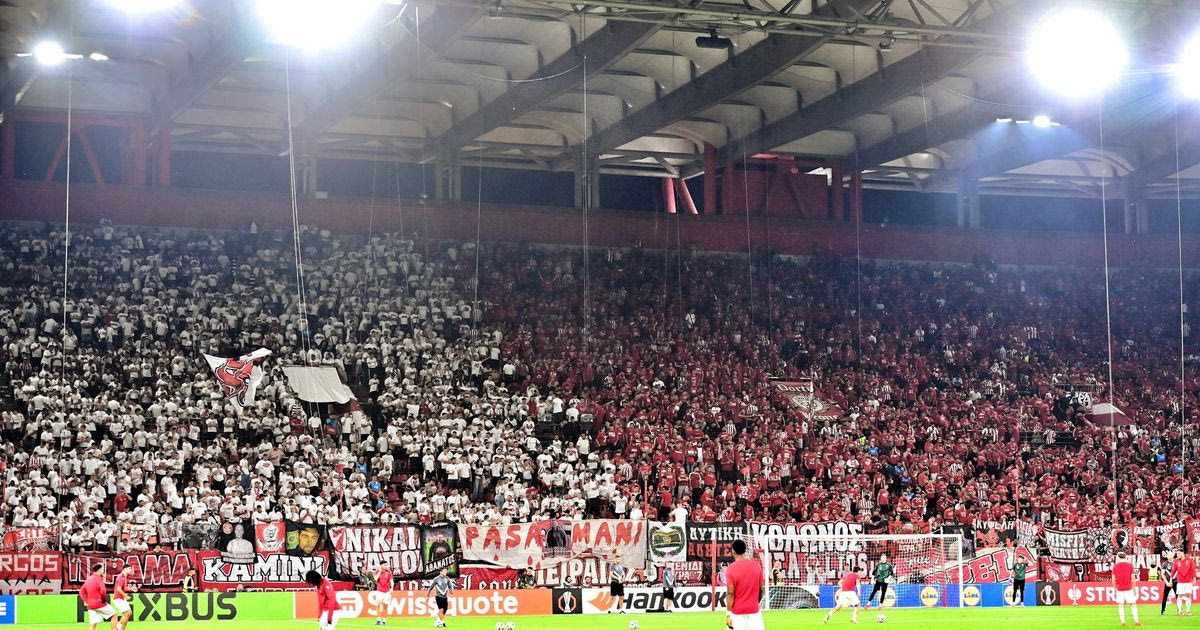 <i>Ολυμπιακός</i>, Europa League: Η εντυπωσιακή χορογραφία των φίλων της ομάδας πριν τη σέντρα του αγώνα...