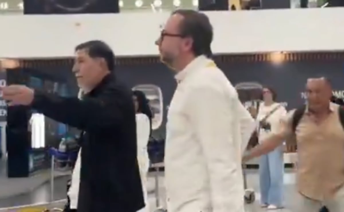 Noroña es increpado en el AICM: “¡corrupto!”, “¡fuera <i>Morena</i>!”, le gritan