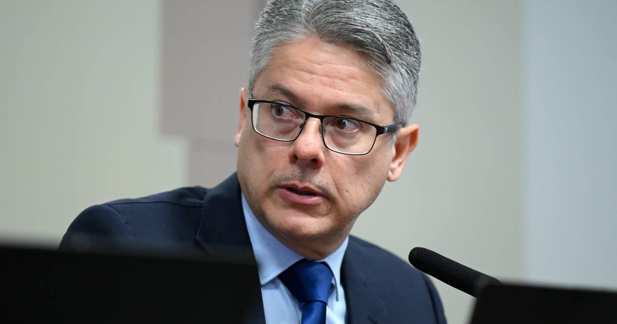 Decisão de <i>Flávio</i> Dino desmoraliza Edson Fachin na presidência do STF, diz senador