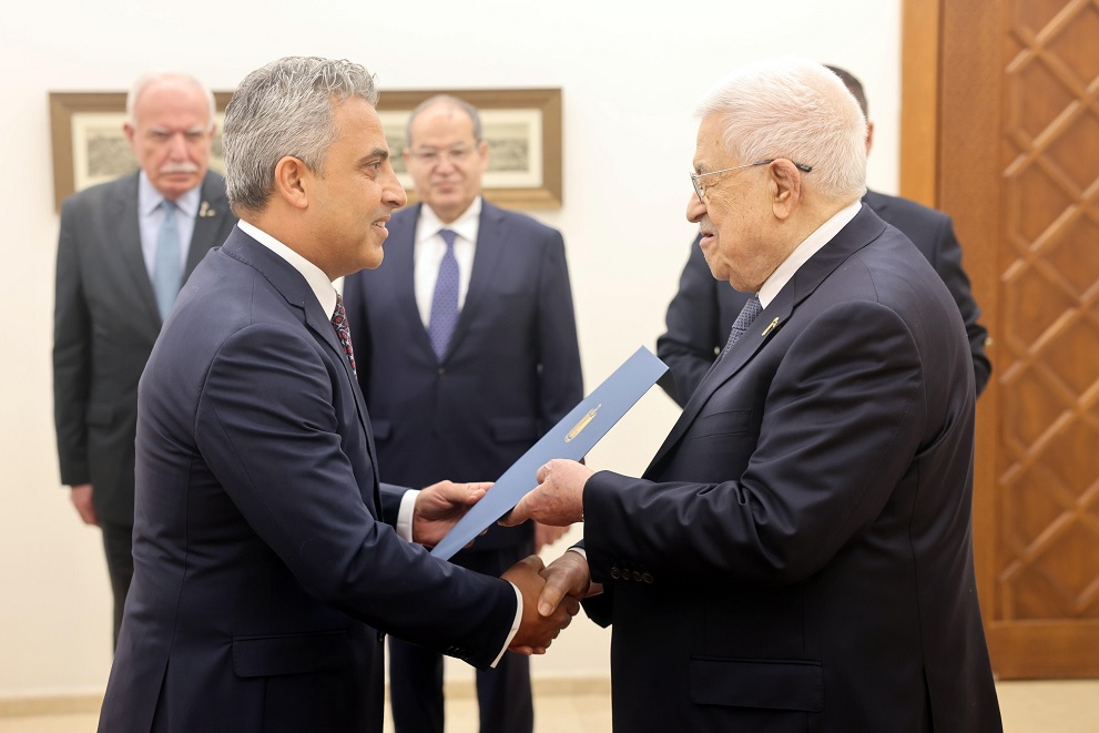 الرئيس عباس يتسلم أوراق اعتماد سفير جمهورية مصر العربية لدى <i>دولة</i> فلسطين - شبكة فلسطين للأنباء - شفا