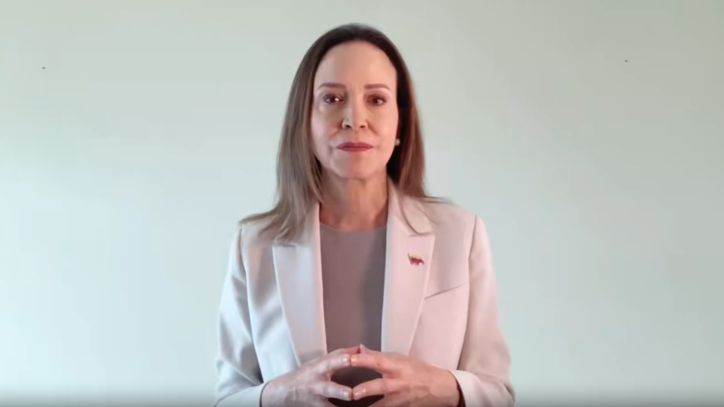 Machado dice que el acuerdo petrolero de Venezuela y EE.UU. debería firmarse con "un <i>gobierno</i> serio...