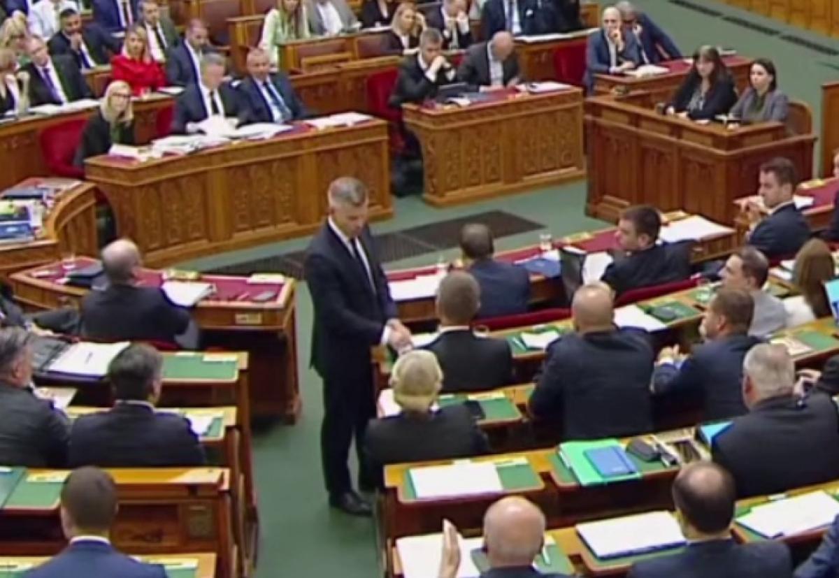 Rovar úr idegállapotba került, felállt és rá akart támadni a <i>Fidesz</i>-frakcióra, hajszálon múlt a...