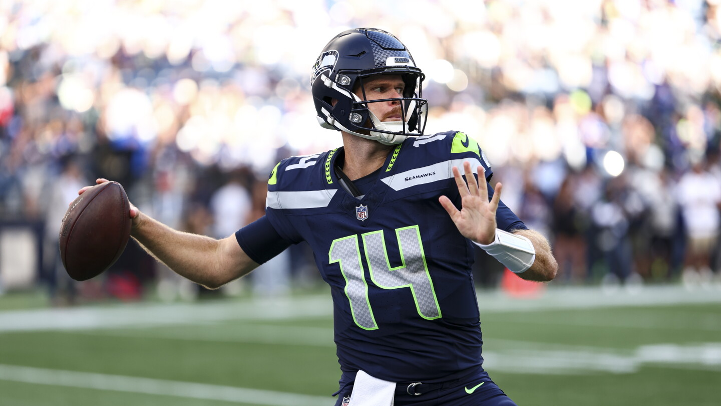 Sam Darnold heads to locker room with apparent leg <i>injury</i>