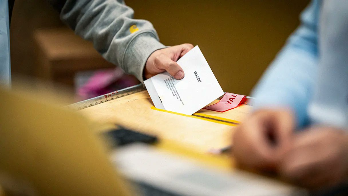 Larmen från vallokalerna: ”Fått betalt för att <i>rösta</i>” – Kvartal